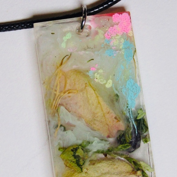 Rose petal resin pendant large bar with hole - Picture 1 of 16